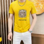 P70 品牌： LV (胖子福音)原单男士休闲短袖T恤，2026春夏新品，定制胸前顶级logo 工艺、搭配整件细节 品质及剪裁设计都堪称一流，定制进口丝光棉面料！型格十足，配色轻熟百搭。M-5XL(穿到220斤)