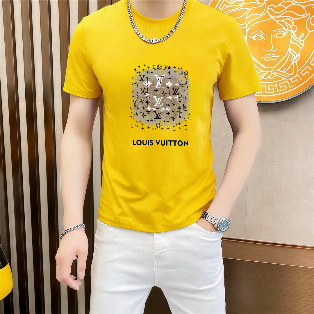P70 品牌： LV (胖子福音)原单男士休闲短袖T恤，2026春夏新品，定制胸前顶级logo 工艺、搭配整件细节 品质及剪裁设计都堪称一流，定制进口丝光棉面料！型格十足，配色轻熟百搭。M-5XL(穿到220斤)