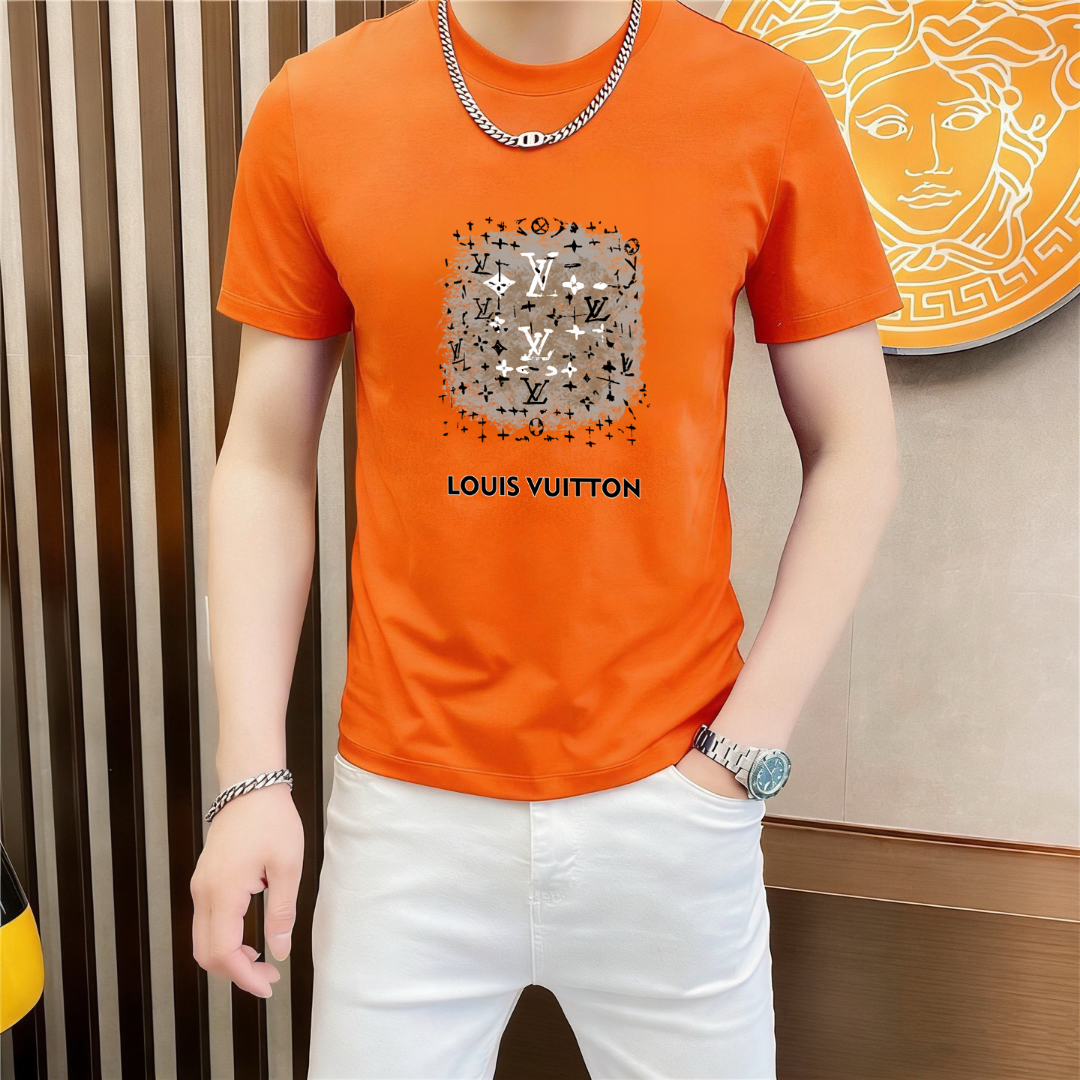 P70 品牌： LV (胖子福音)原单男士休闲短袖T恤，2026春夏新品，定制胸前顶级logo 工艺、搭配整件细节 品质及剪裁设计都堪称一流，定制进口丝光棉面料！型格十足，配色轻熟百搭。M-5XL(穿到220斤)