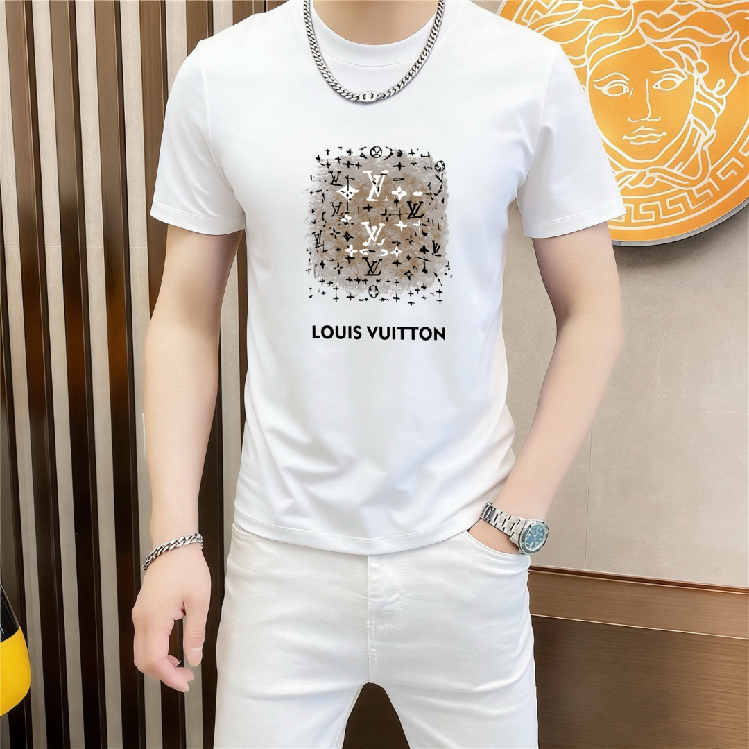 P70 品牌： LV (胖子福音)原单男士休闲短袖T恤，2026春夏新品，定制胸前顶级logo 工艺、搭配整件细节 品质及剪裁设计都堪称一流，定制进口丝光棉面料！型格十足，配色轻熟百搭。M-5XL(穿到220斤)