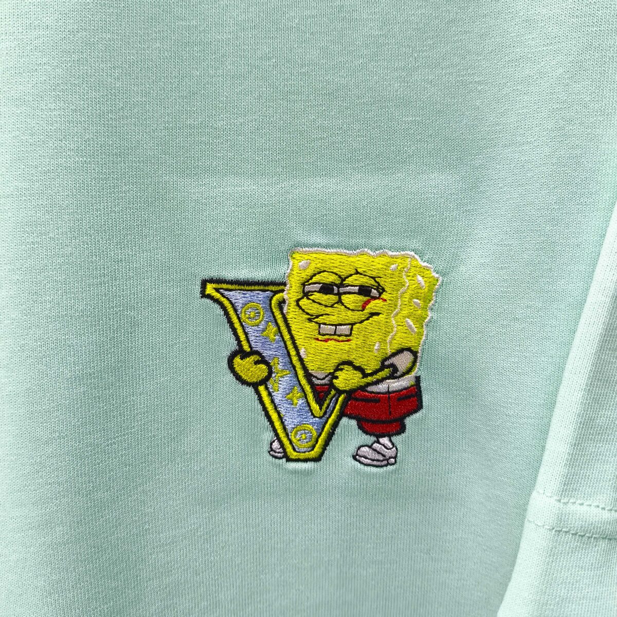 weigou_177959_3_a71419308c P75 LV* 2026新款 精致绣花小logo 300g短袖t恤 宽松版型男女同款 尺码 S M L XL XXL 黑色 白色 紫色 湖水绿