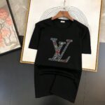 P70 品牌： LV (胖子福音)原单男士休闲短袖T恤，2026春夏新品，定制胸前顶级logo 工艺、搭配整件细节 品质及剪裁设计都堪称一流，定制进口丝光棉面料！型格十足，配色轻熟百搭。M-5XL(穿到220斤)