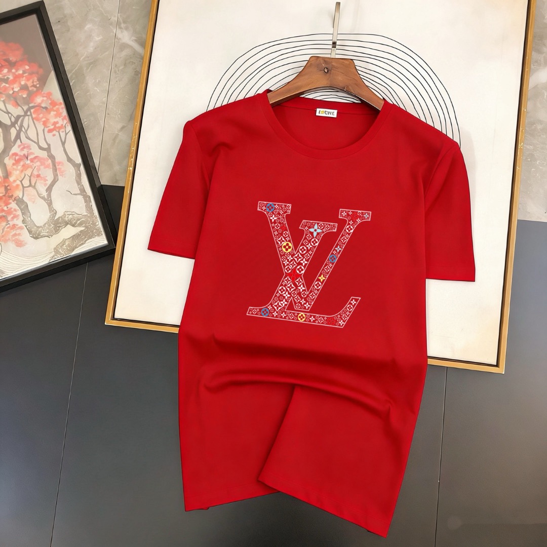 P70 品牌： LV (胖子福音)原单男士休闲短袖T恤，2026春夏新品，定制胸前顶级logo 工艺、搭配整件细节 品质及剪裁设计都堪称一流，定制进口丝光棉面料！型格十足，配色轻熟百搭。M-5XL(穿到220斤)