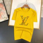 P70 品牌： LV (胖子福音)原单男士休闲短袖T恤，2026春夏新品，定制胸前顶级logo 工艺、搭配整件细节 品质及剪裁设计都堪称一流，定制进口丝光棉面料！型格十足，配色轻熟百搭。M-5XL(穿到220斤)