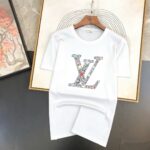 P70 品牌： LV (胖子福音)原单男士休闲短袖T恤，2026春夏新品，定制胸前顶级logo 工艺、搭配整件细节 品质及剪裁设计都堪称一流，定制进口丝光棉面料！型格十足，配色轻熟百搭。M-5XL(穿到220斤)
