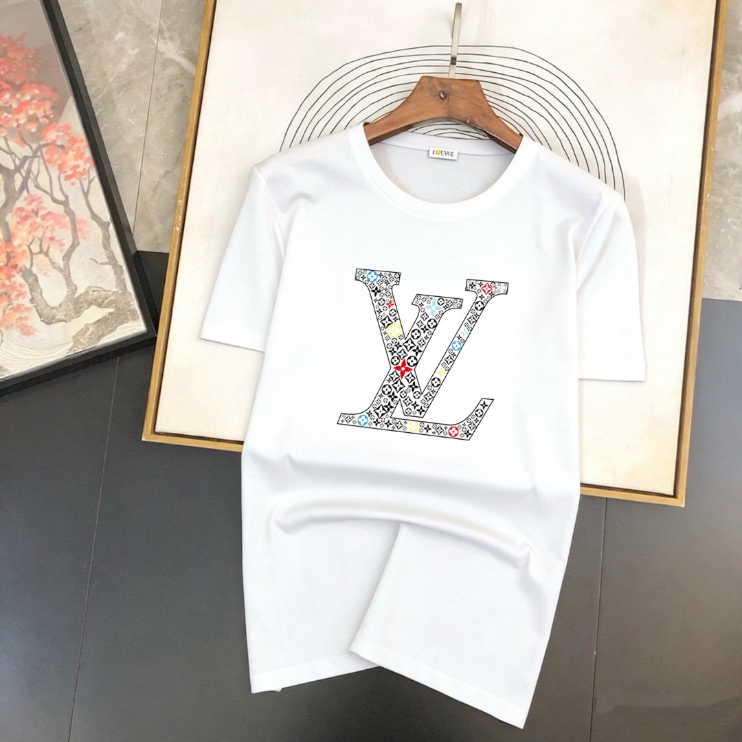 P70 品牌： LV (胖子福音)原单男士休闲短袖T恤，2026春夏新品，定制胸前顶级logo 工艺、搭配整件细节 品质及剪裁设计都堪称一流，定制进口丝光棉面料！型格十足，配色轻熟百搭。M-5XL(穿到220斤)