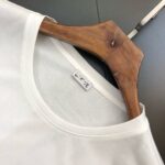 P70 品牌： LV (胖子福音)原单男士休闲短袖T恤，2026春夏新品，定制胸前顶级logo 工艺、搭配整件细节 品质及剪裁设计都堪称一流，定制进口丝光棉面料！型格十足，配色轻熟百搭。M-5XL(穿到220斤)