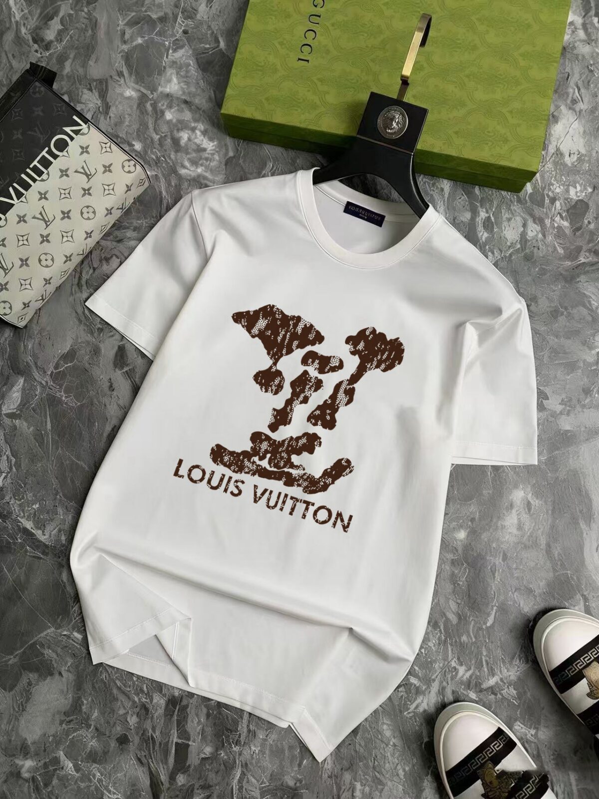 P70 品牌： LV (胖子福音)原单男士休闲短袖T恤，2026春夏新品，定制胸前顶级logo 工艺、搭配整件细节 品质及剪裁设计都堪称一流，定制进口丝光棉面料！型格十足，配色轻熟百搭。M-5XL(穿到220斤)