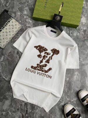 P70 品牌： LV (胖子福音)原单男士休闲短袖T恤，2026春夏新品，定制胸前顶级logo 工艺、搭配整件细节 品质及剪裁设计都堪称一流，定制进口丝光棉面料！型格十足，配色轻熟百搭。M-5XL(穿到220斤)