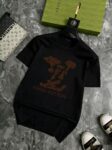 P70 品牌： LV (胖子福音)原单男士休闲短袖T恤，2026春夏新品，定制胸前顶级logo 工艺、搭配整件细节 品质及剪裁设计都堪称一流，定制进口丝光棉面料！型格十足，配色轻熟百搭。M-5XL(穿到220斤)