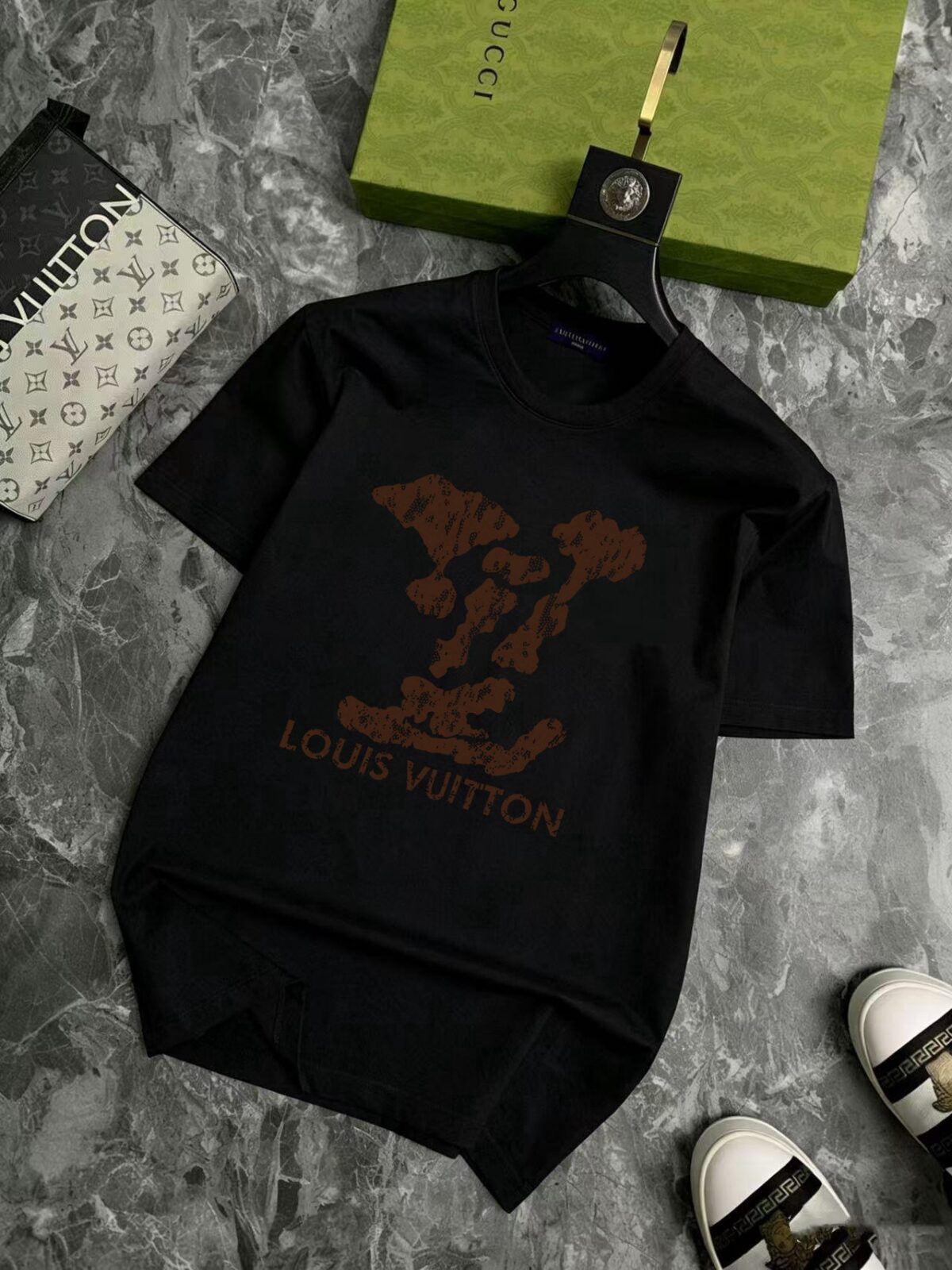 P70 品牌： LV (胖子福音)原单男士休闲短袖T恤，2026春夏新品，定制胸前顶级logo 工艺、搭配整件细节 品质及剪裁设计都堪称一流，定制进口丝光棉面料！型格十足，配色轻熟百搭。M-5XL(穿到220斤)