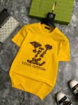 P70 品牌： LV (胖子福音)原单男士休闲短袖T恤，2026春夏新品，定制胸前顶级logo 工艺、搭配整件细节 品质及剪裁设计都堪称一流，定制进口丝光棉面料！型格十足，配色轻熟百搭。M-5XL(穿到220斤)