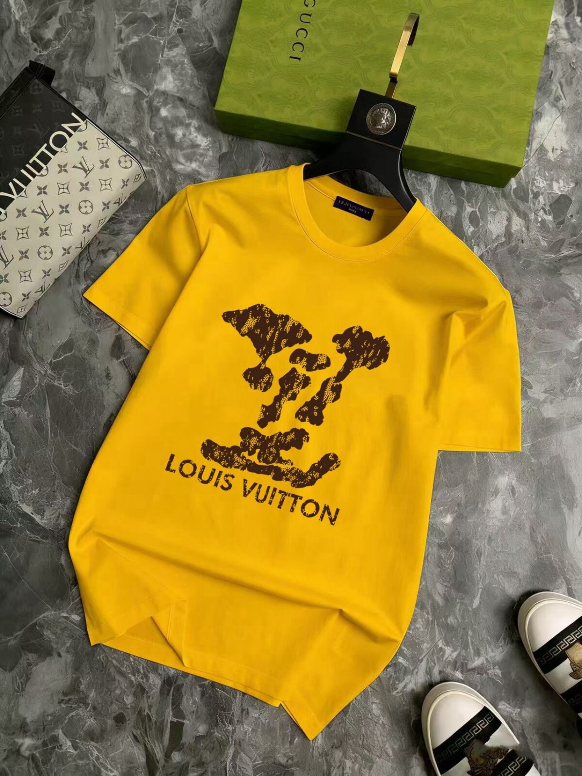 P70 品牌： LV (胖子福音)原单男士休闲短袖T恤，2026春夏新品，定制胸前顶级logo 工艺、搭配整件细节 品质及剪裁设计都堪称一流，定制进口丝光棉面料！型格十足，配色轻熟百搭。M-5XL(穿到220斤)