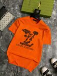 P70 品牌： LV (胖子福音)原单男士休闲短袖T恤，2026春夏新品，定制胸前顶级logo 工艺、搭配整件细节 品质及剪裁设计都堪称一流，定制进口丝光棉面料！型格十足，配色轻熟百搭。M-5XL(穿到220斤)