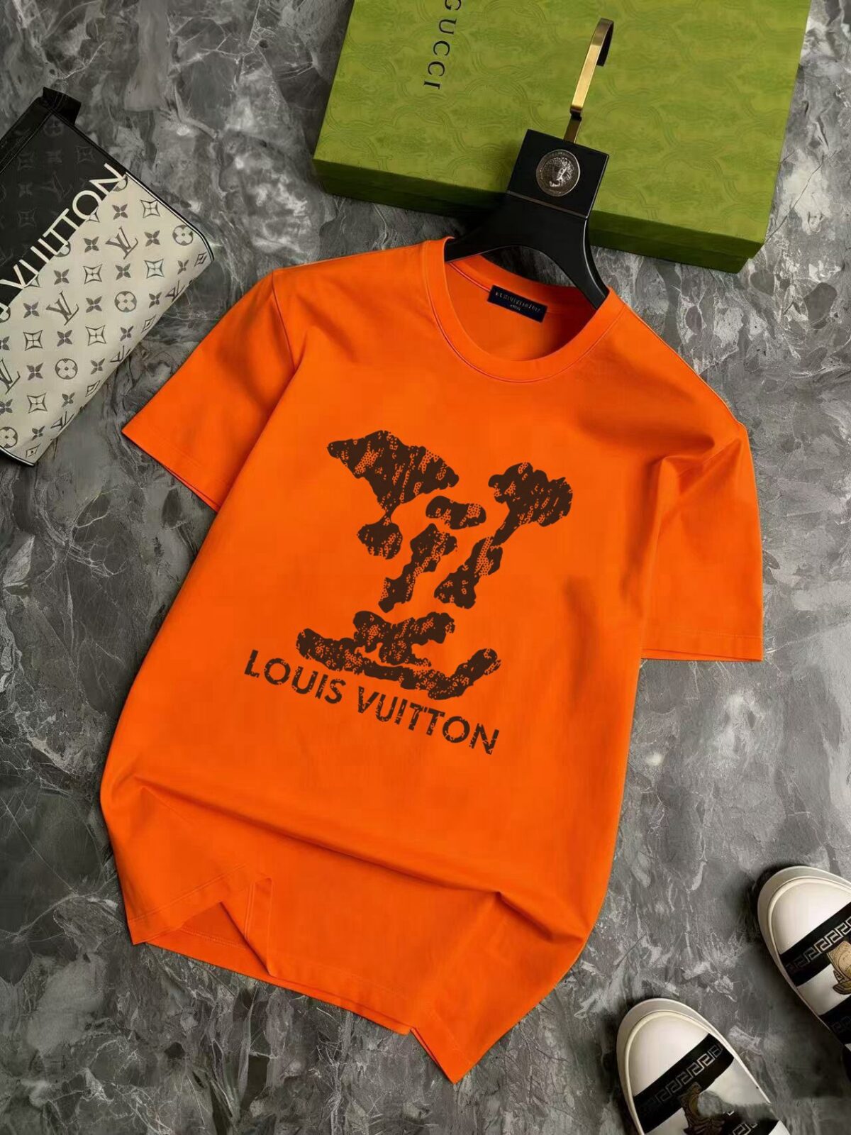P70 品牌： LV (胖子福音)原单男士休闲短袖T恤，2026春夏新品，定制胸前顶级logo 工艺、搭配整件细节 品质及剪裁设计都堪称一流，定制进口丝光棉面料！型格十足，配色轻熟百搭。M-5XL(穿到220斤)