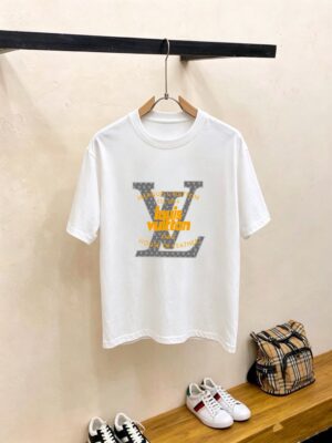 P70 品牌： LV (胖子福音)原单男士休闲短袖T恤，2026春夏新品，定制胸前顶级logo 工艺、搭配整件细节 品质及剪裁设计都堪称一流，定制进口丝光棉面料！型格十足，配色轻熟百搭。M-5XL(穿到220斤)