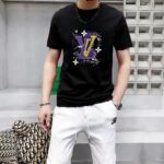 P70 品牌： LV (胖子福音)原单男士休闲短袖T恤，2026春夏新品，定制胸前顶级logo 工艺、搭配整件细节 品质及剪裁设计都堪称一流，定制进口丝光棉面料！型格十足，配色轻熟百搭。M-5XL(穿到220斤)