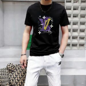 P70 品牌： LV (胖子福音)原单男士休闲短袖T恤，2026春夏新品，定制胸前顶级logo 工艺、搭配整件细节 品质及剪裁设计都堪称一流，定制进口丝光棉面料！型格十足，配色轻熟百搭。M-5XL(穿到220斤)