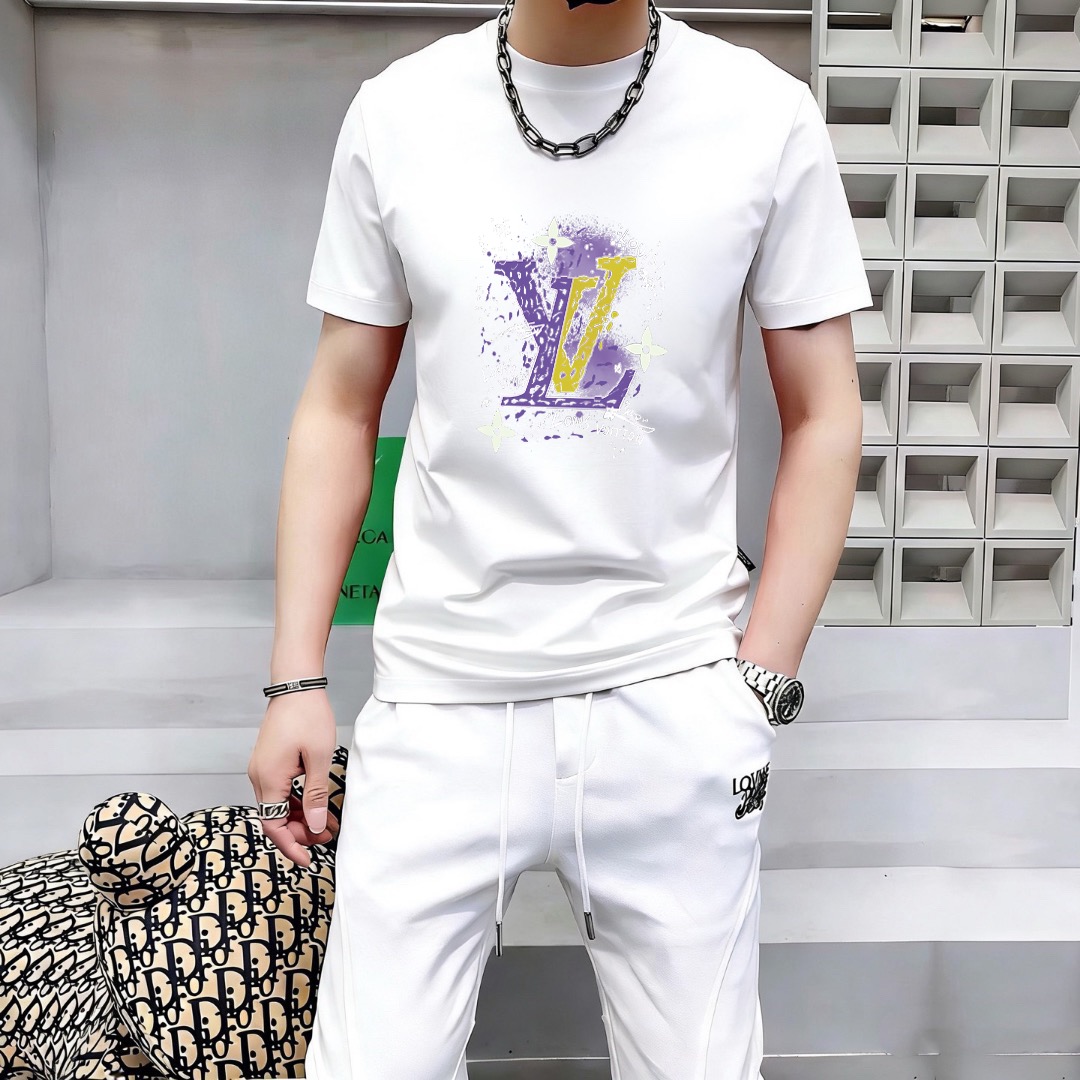 P70 品牌： LV (胖子福音)原单男士休闲短袖T恤，2026春夏新品，定制胸前顶级logo 工艺、搭配整件细节 品质及剪裁设计都堪称一流，定制进口丝光棉面料！型格十足，配色轻熟百搭。M-5XL(穿到220斤)