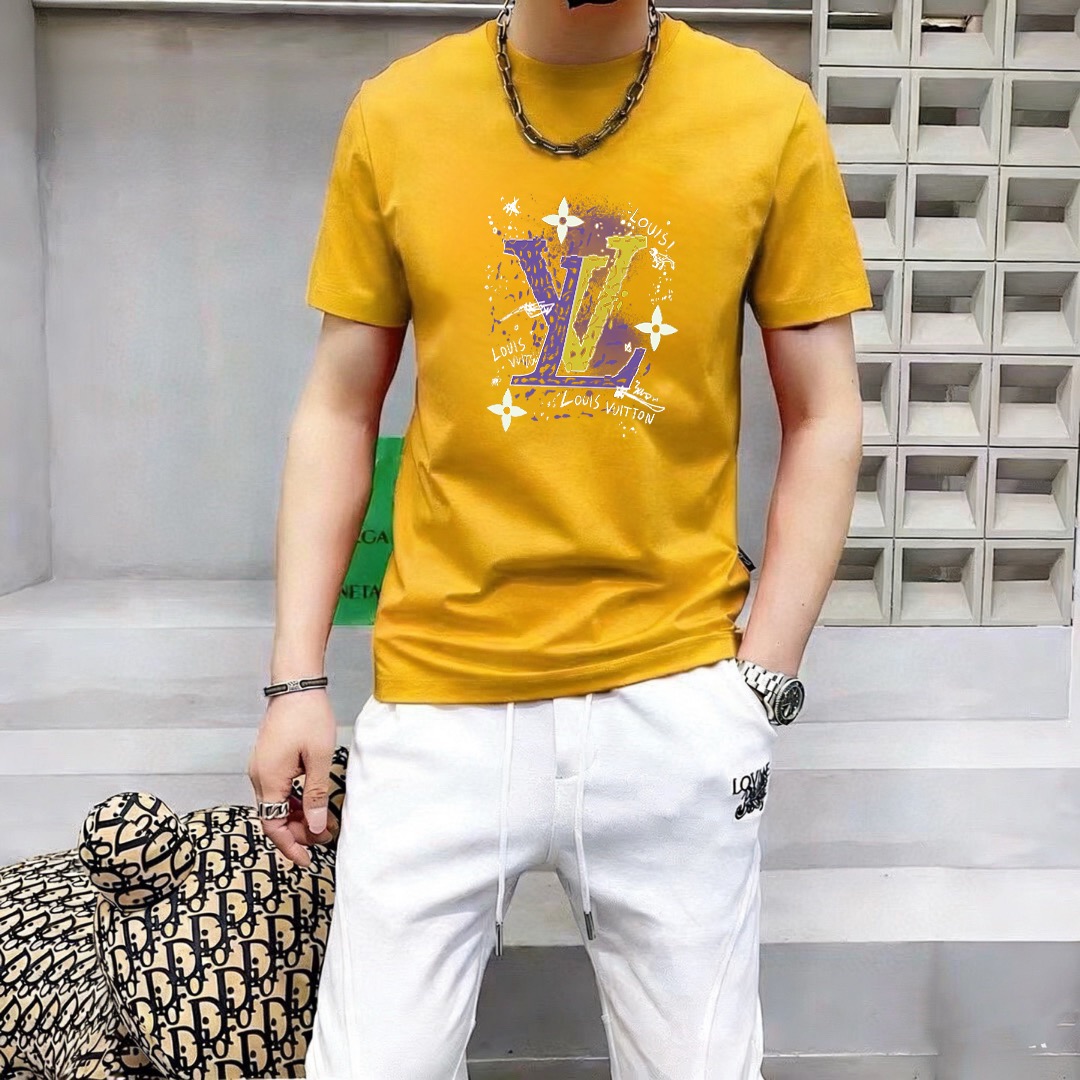 P70 品牌： LV (胖子福音)原单男士休闲短袖T恤，2026春夏新品，定制胸前顶级logo 工艺、搭配整件细节 品质及剪裁设计都堪称一流，定制进口丝光棉面料！型格十足，配色轻熟百搭。M-5XL(穿到220斤)