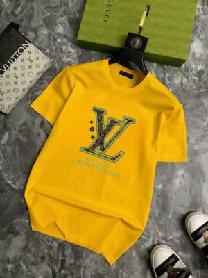P70 品牌： LV (胖子福音)原单男士休闲短袖T恤，2026春夏新品，定制胸前顶级logo 工艺、搭配整件细节 品质及剪裁设计都堪称一流，定制进口丝光棉面料！型格十足，配色轻熟百搭。M-5XL(穿到220斤)