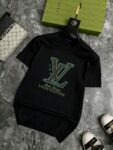 weigou_178051_2_4e548d314a P70 品牌: LV (胖子福音)原单男士休闲短袖T恤,2026春夏新品,定制胸前顶级logo 工艺、搭配整件细节 品质及剪裁设计都堪称一流,定制进口丝光棉面料!型格十足,配色轻熟百搭。M-5XL(穿到220斤)