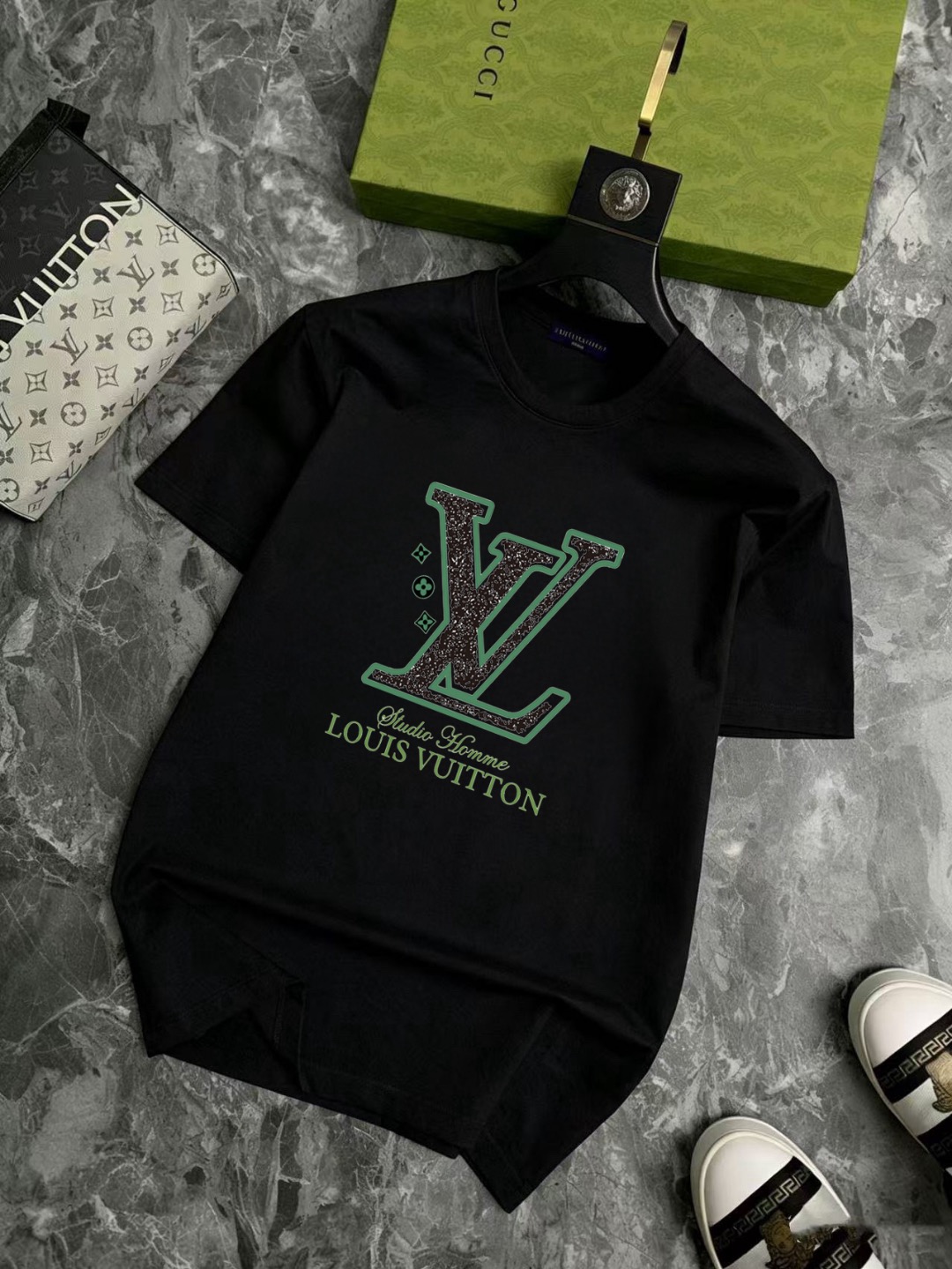 weigou_178051_2_4e548d314a P70 品牌: LV (胖子福音)原单男士休闲短袖T恤,2026春夏新品,定制胸前顶级logo 工艺、搭配整件细节 品质及剪裁设计都堪称一流,定制进口丝光棉面料!型格十足,配色轻熟百搭。M-5XL(穿到220斤)