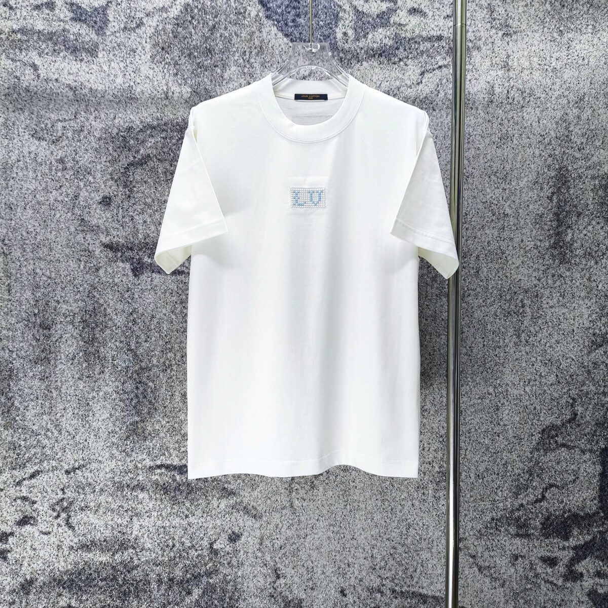 P75 LV* 2026新款 精致绣花小logo 300g短袖t恤 宽松版型男女同款 尺码 S M L XL XXL 黑色 白色 浅蓝