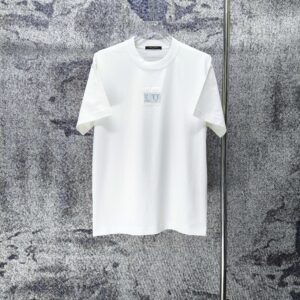 P75 LV* 2026新款 精致绣花小logo 300g短袖t恤 宽松版型男女同款 尺码 S M L XL XXL 黑色 白色 浅蓝