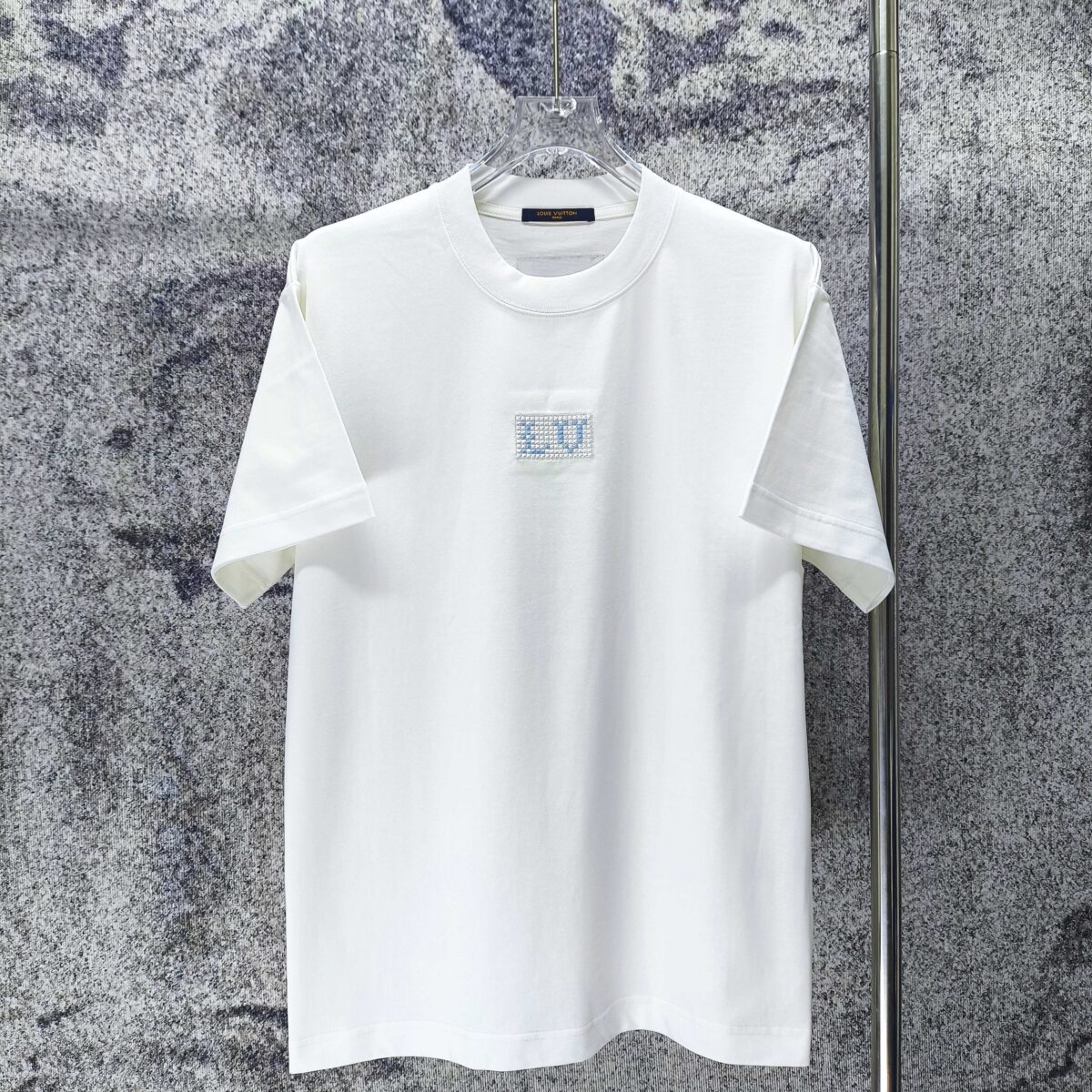 P75 LV* 2026新款 精致绣花小logo 300g短袖t恤 宽松版型男女同款 尺码 S M L XL XXL 黑色 白色 浅蓝