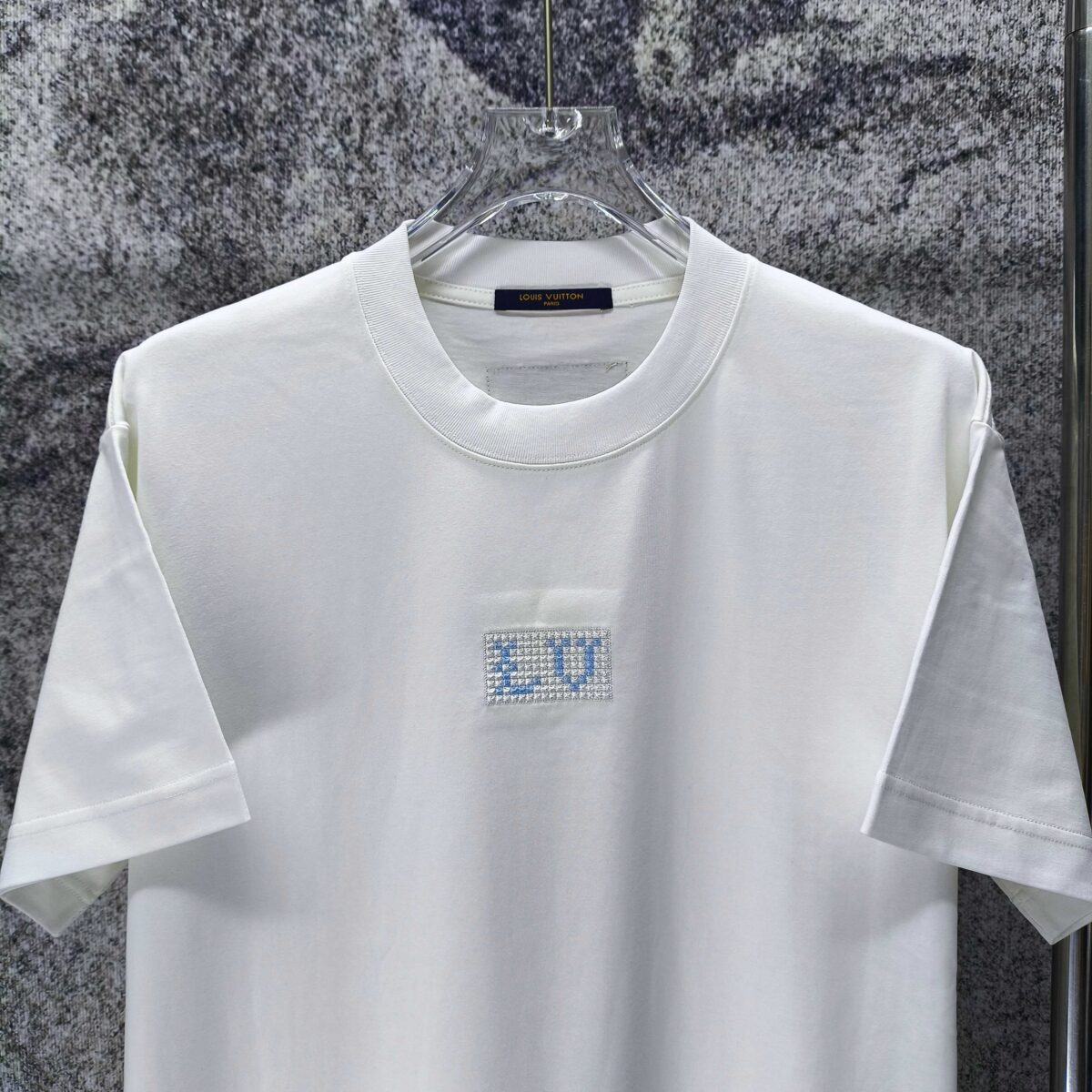 P75 LV* 2026新款 精致绣花小logo 300g短袖t恤 宽松版型男女同款 尺码 S M L XL XXL 黑色 白色 浅蓝