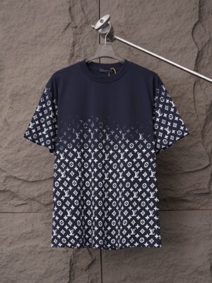 weigou_178076_0_2857ca7909 P70 路易威登 LV 26ss新品专柜同步专柜上架 LV渐变圆领𝐓𝐞𝐞老花图案星空渐变元素 圆领短袖T恤,男女同款!寄予一身打造。官网同步,专柜纯棉面料!贴肤舒适,耐看又好穿,经典简约logo设计,320克洗水纯棉质面料,纯棉透气。 颜色:黑色 白色 藏青色 码数:S一2XL