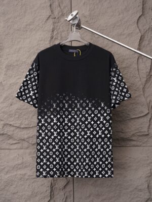 weigou_178101_0_38a18e9492 P70 路易威登 LV 26ss新品专柜同步专柜上架 LV渐变圆领𝐓𝐞𝐞老花图案星空渐变元素 圆领短袖T恤,男女同款!寄予一身打造。官网同步,专柜纯棉面料!贴肤舒适,耐看又好穿,经典简约logo设计,320克洗水纯棉质面料,纯棉透气。 颜色:黑色 白色 藏青色 码数:S一2XL