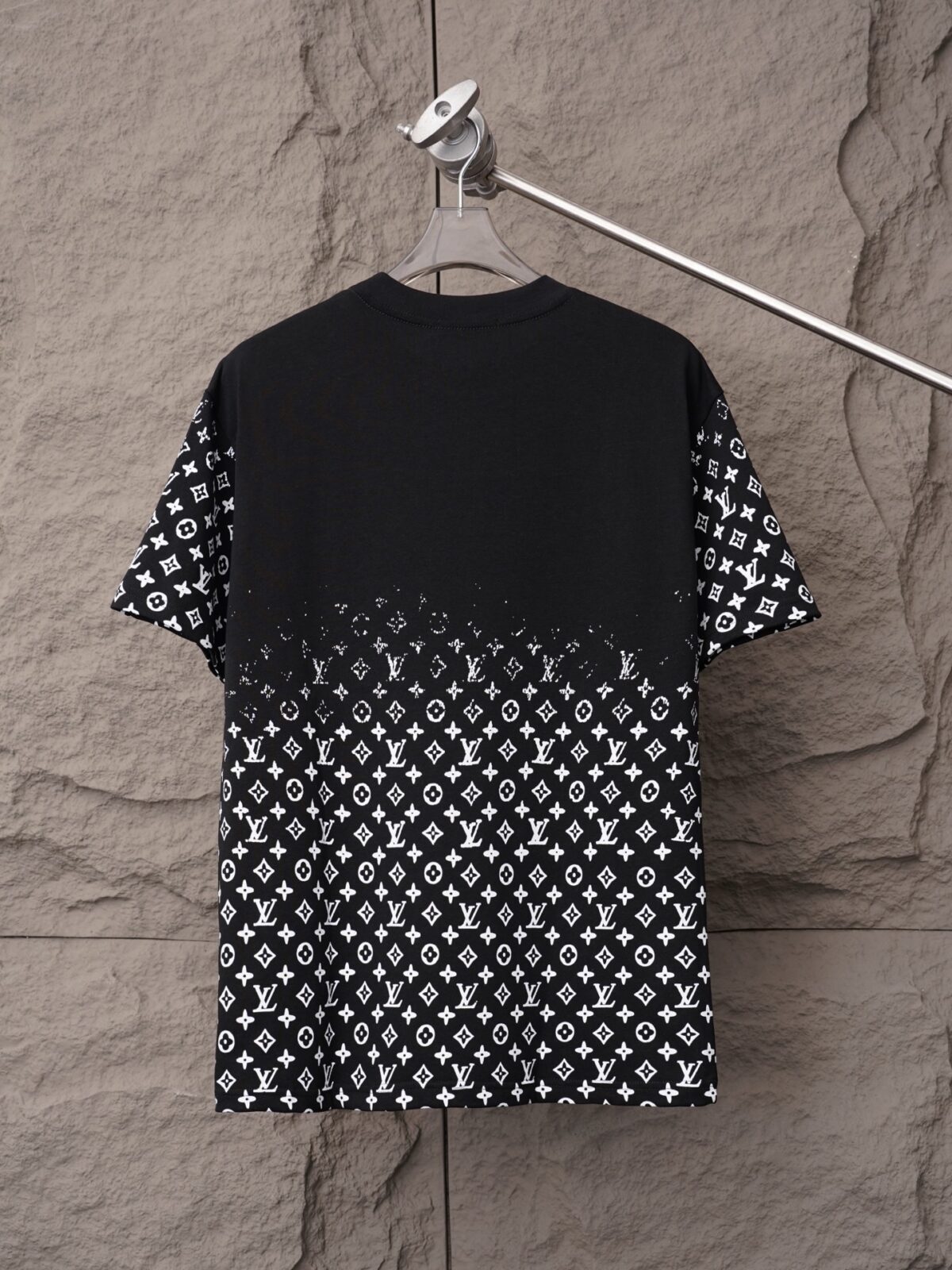 P70 路易威登 LV 26ss新品专柜同步专柜上架 LV渐变圆领𝐓𝐞𝐞老花图案星空渐变元素 圆领短袖T恤，男女同款！寄予一身打造。官网同步，专柜纯棉面料！贴肤舒适，耐看又好穿，经典简约logo设计，320克洗水纯棉质面料，纯棉透气。 颜色：黑色 白色 藏青色 码数：S一2XL