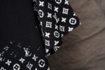 P70 路易威登 LV 26ss新品专柜同步专柜上架 LV渐变圆领𝐓𝐞𝐞老花图案星空渐变元素 圆领短袖T恤，男女同款！寄予一身打造。官网同步，专柜纯棉面料！贴肤舒适，耐看又好穿，经典简约logo设计，320克洗水纯棉质面料，纯棉透气。 颜色：黑色 白色 藏青色 码数：S一2XL