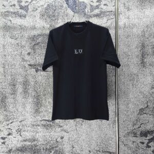 P75 LV* 2026新款 精致绣花小logo 300g短袖t恤 宽松版型男女同款 尺码 S M L XL XXL 黑色 白色 浅蓝
