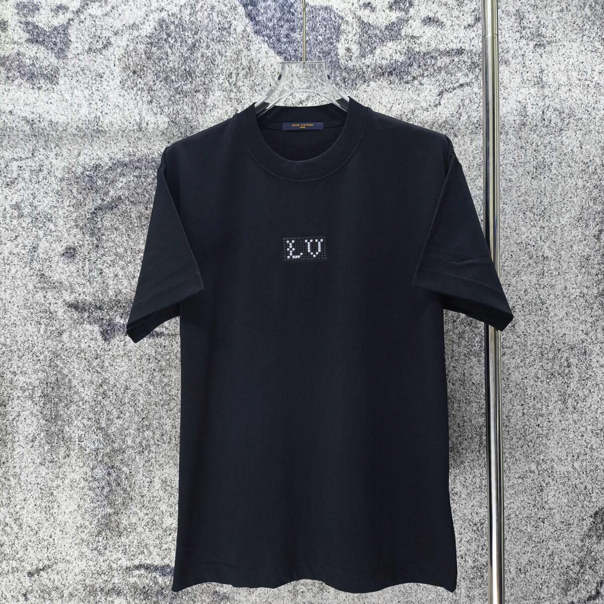 P75 LV* 2026新款 精致绣花小logo 300g短袖t恤 宽松版型男女同款 尺码 S M L XL XXL 黑色 白色 浅蓝