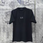 P75 LV* 2026新款 精致绣花小logo 300g短袖t恤 宽松版型男女同款 尺码 S M L XL XXL 黑色 白色 浅蓝