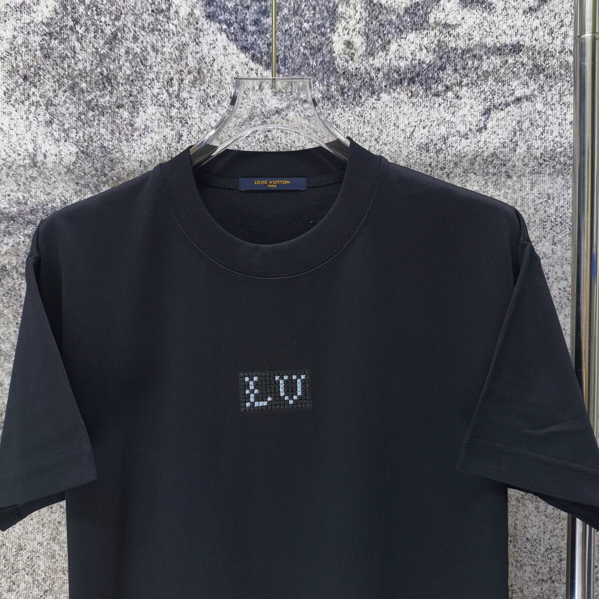 P75 LV* 2026新款 精致绣花小logo 300g短袖t恤 宽松版型男女同款 尺码 S M L XL XXL 黑色 白色 浅蓝