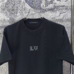 P75 LV* 2026新款 精致绣花小logo 300g短袖t恤 宽松版型男女同款 尺码 S M L XL XXL 黑色 白色 浅蓝