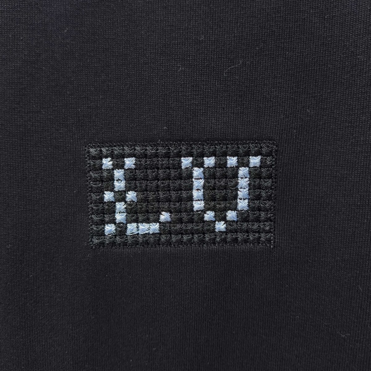 P75 LV* 2026新款 精致绣花小logo 300g短袖t恤 宽松版型男女同款 尺码 S M L XL XXL 黑色 白色 浅蓝