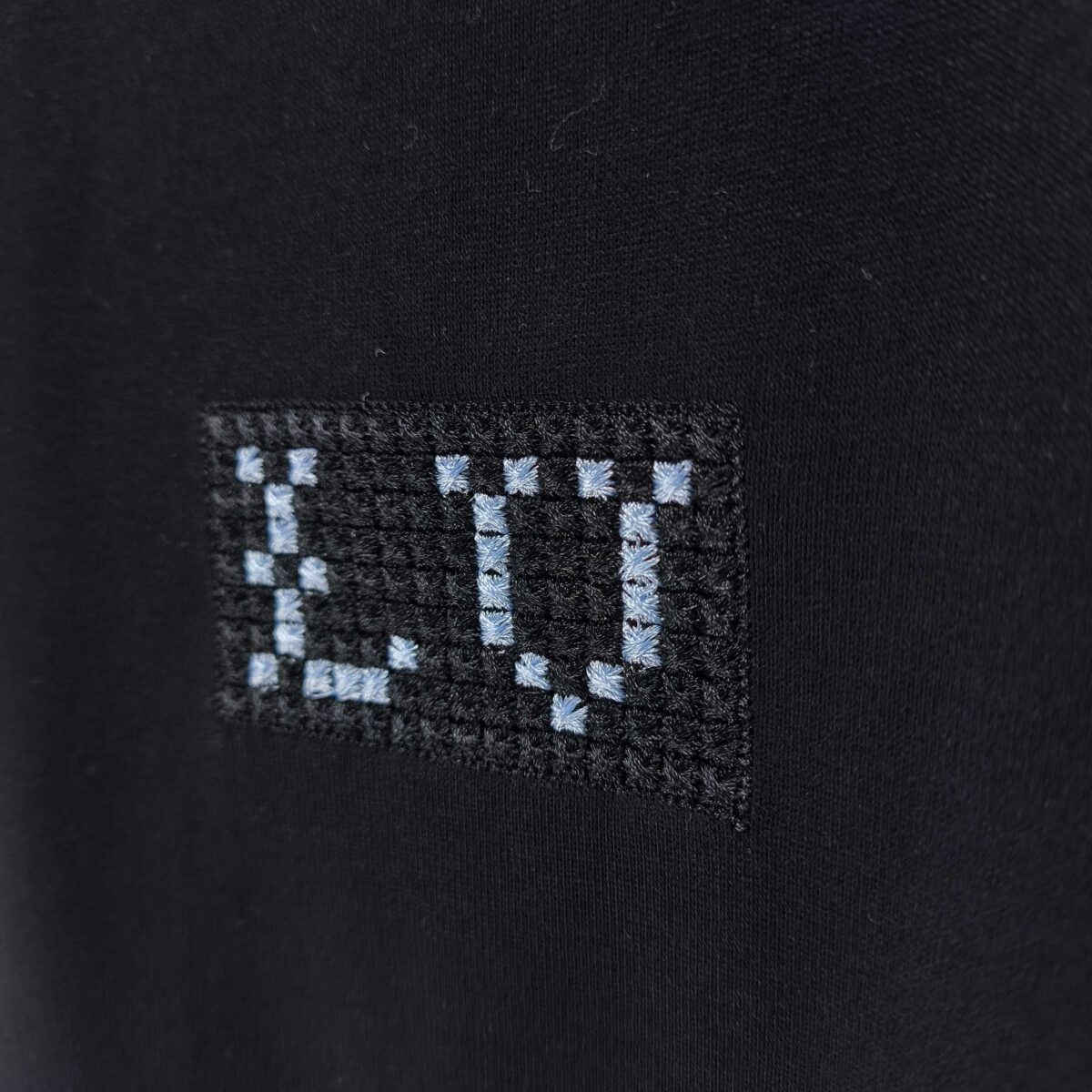 P75 LV* 2026新款 精致绣花小logo 300g短袖t恤 宽松版型男女同款 尺码 S M L XL XXL 黑色 白色 浅蓝