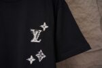 P75 LV 路易威登 前后点缀刺绣标识图案 百分百纯棉 320 克圆领短袖T恤 品牌经典2026ss《官方同步》 颜色：黑色 白色 码数：S一2XL