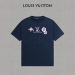 P70 LV/路易威登 印花Logo百搭潮流短袖T恤男女同款 吊牌 领标 水洗唛 三标齐全 定织定染280克精梳棉面料 尺码：S-XXL 颜色：黑色，白色，藏青色