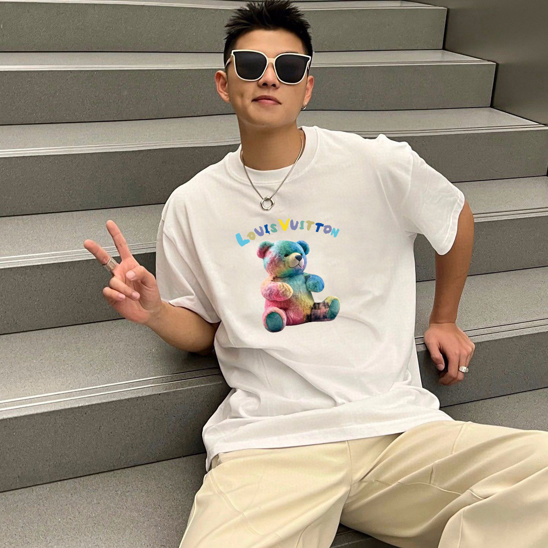 P70 LV/路易威登 印花Logo百搭潮流短袖T恤男女同款 吊牌 领标 水洗唛 三标齐全 定织定染280克精梳棉面料 尺码：S-XXL 颜色：黑色，白色，藏青色