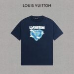 P70 LV/路易威登 印花Logo百搭潮流短袖T恤男女同款 吊牌 领标 水洗唛 三标齐全 定织定染280克精梳棉面料 尺码：S-XXL 颜色：黑色，白色，藏青色