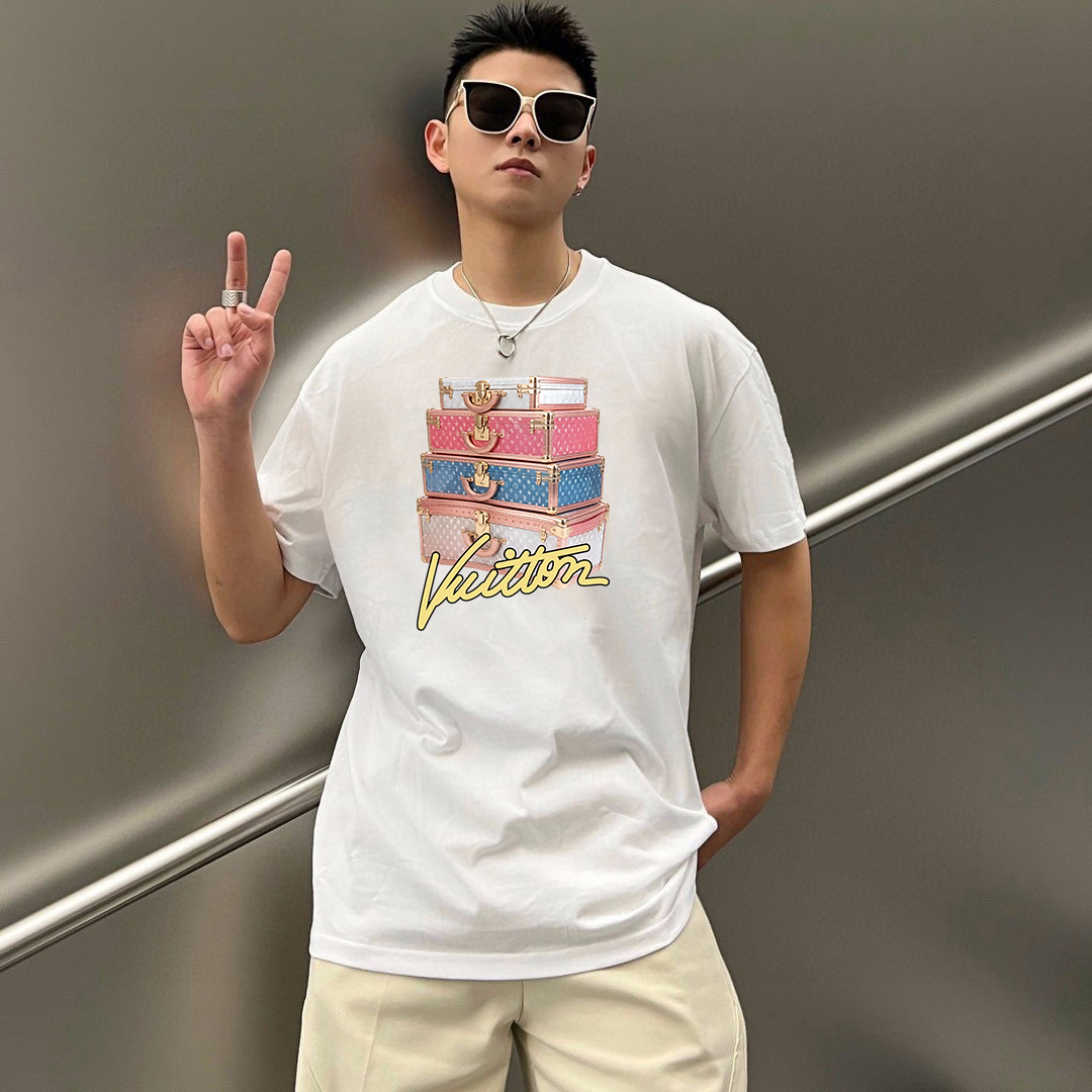 P70 LV/路易威登 印花Logo百搭潮流短袖T恤男女同款 吊牌 领标 水洗唛 三标齐全 定织定染280克精梳棉面料 尺码：S-XXL 颜色：黑色，白色，藏青色