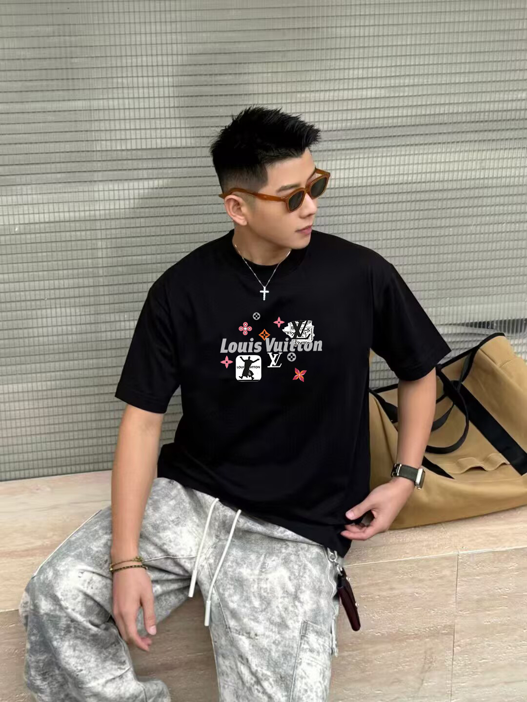 P70 LV/路易威登 印花Logo百搭潮流短袖T恤男女同款 吊牌 领标 水洗唛 三标齐全 定织定染280克精梳棉面料 尺码：S-XXL 颜色：黑色，白色，藏青色