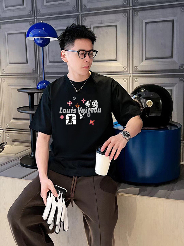 P70 LV/路易威登 印花Logo百搭潮流短袖T恤男女同款 吊牌 领标 水洗唛 三标齐全 定织定染280克精梳棉面料 尺码：S-XXL 颜色：黑色，白色，藏青色