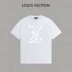 P70 LV/路易威登 印花Logo百搭潮流短袖T恤男女同款 吊牌 领标 水洗唛 三标齐全 定织定染280克精梳棉面料 尺码：S-XXL 颜色：黑色，白色，藏青色